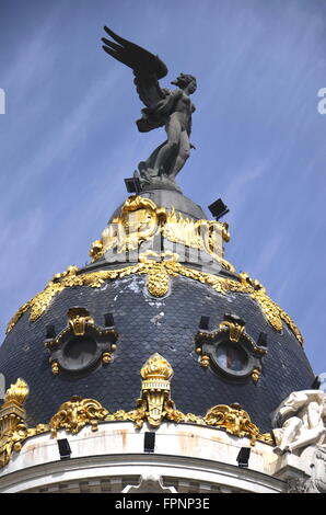 Il Metropolis edificio situato sul rappresentante Gran Via a Madrid, Spagna. Foto Stock