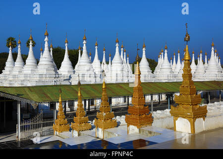 White dhamma ceti santuari a Pagoda Sandamuni, Mandalay Myanmar (Birmania) Foto Stock
