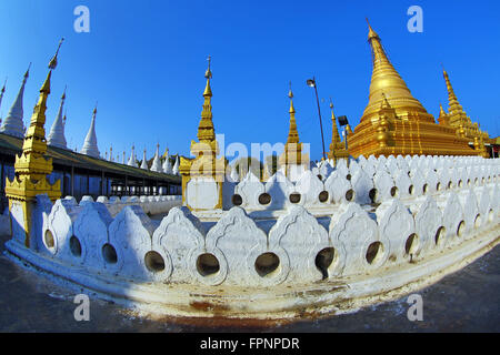 White dhamma ceti santuari a Pagoda Sandamuni, Mandalay Myanmar (Birmania) Foto Stock