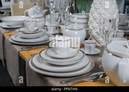 Bianco in ceramica di lusso posateria impostato sul tavolo di legno Foto Stock