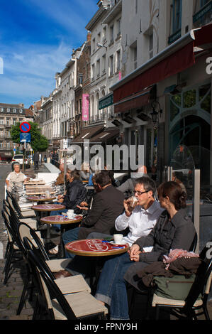 Numerose terrazze vicino al negozio di cioccolato Wittamer in Place du Grand Sablon, Bruxelles, Belgio. In questa piazza in un triangolo el Foto Stock