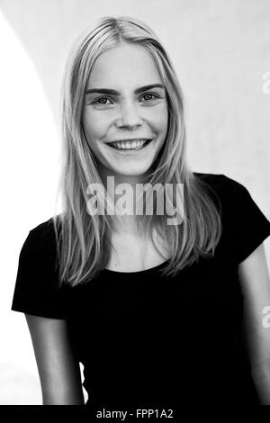 Giovane donna sorridente alla telecamera, Foto Stock