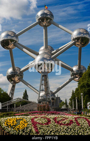 L'Atomium progettato da André Waterkeyn, Bruxelles, Belgio, Europa. Aprire il logo del fiore. L'Atomium, con i suoi 102 metri Foto Stock
