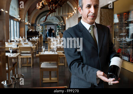 Sommelier del ristorante Kwint, Bruxelles, Belgio. Kwint è un raffinato ristorante con tocco moderno, grazie alla sua non convenzionali Foto Stock