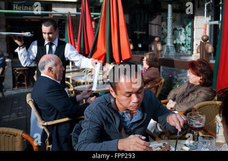 La Brouette ristorante esterno, Grande Place di Bruxelles, Belgio. Il ristorante nel seminterrato degli edifici Louve, Sac e Brouett Foto Stock