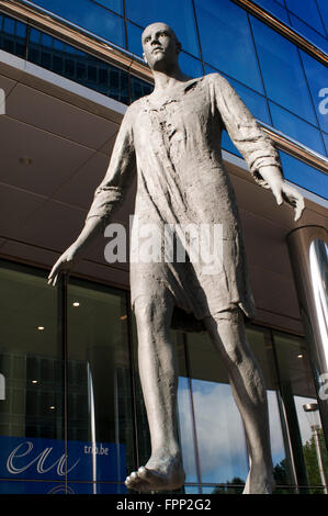 La scultura "L'homme qui marche' passi avanti in rue de la Loi presso il quartiere europeo di Bruxelles, Belgio. Quartier Européen. Foto Stock