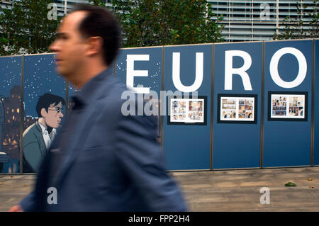 Euro simbolo di fumetti in una parete vicino edificio del Parlamento Europeo a Bruxelles. Il quartiere europeo di Bruxelles, Belgio. Il Parlamento qua Foto Stock
