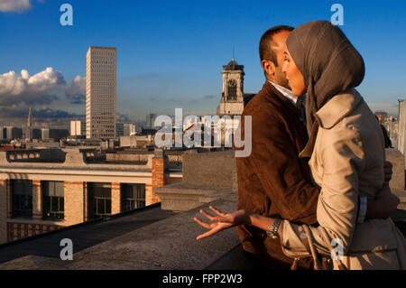 Poelaert square, il quartiere Marolles, Bruxelles, Belgio. Un giovane vicino al tribunale. Ai piedi del Palazzo di Giustizia ex Foto Stock