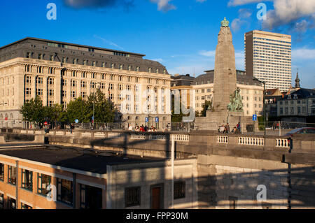 Poelaert square, il quartiere Marolles, Bruxelles, Belgio. In piazza Poelaert trovare un monumento dello scultore Charles Sargeant J Foto Stock