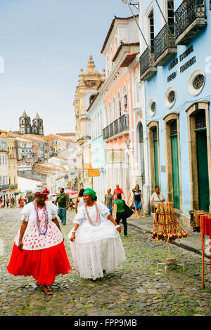 Due donne Baiana in abito tradizionale a piedi attraverso il centro storico di Salvador, Bahia, Brasile Foto Stock