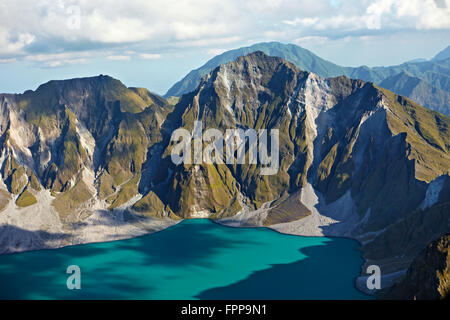 La cima e il lago cratere del Monte Pinatubo, un vulcano che ha eruttato nel 1991 nel VEI-6 evento, Zambales, Luzon, Filippine Foto Stock