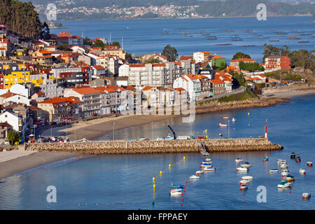 Villaggio di pescatori di Raxo, barche nel porto, spiaggia di Praia de Xiorto (in primo piano) e spiaggia di Praia de Raxo (sfondo), Pontevedra, Rias Baixas, Galizia, Spagna Foto Stock