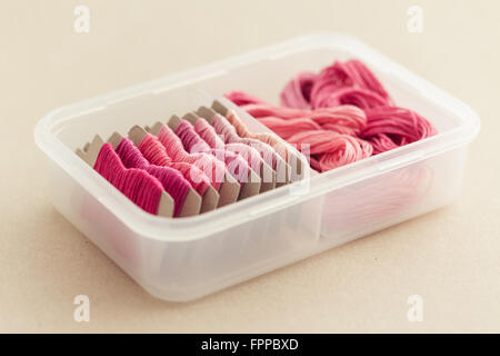 Fili di cucitura in tono di colore rosa. Foto Stock