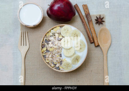 Home fatta di yogurt con fiocchi di avena nel recipiente Foto Stock