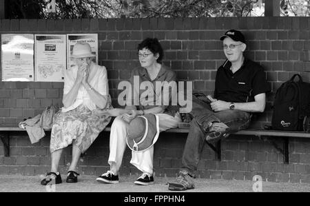 Famiglia di attendere per un autobus di Brisbane, Queensland, Australia Foto Stock