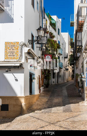 Street nella città fortificata di Peniscola, Comunidad Valenciana, Spagna Foto Stock