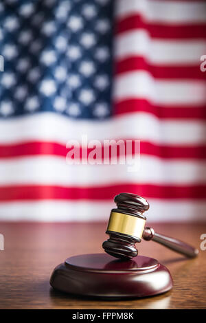 Il giudice martello e lo sfondo con la bandiera degli Stati Uniti Foto Stock