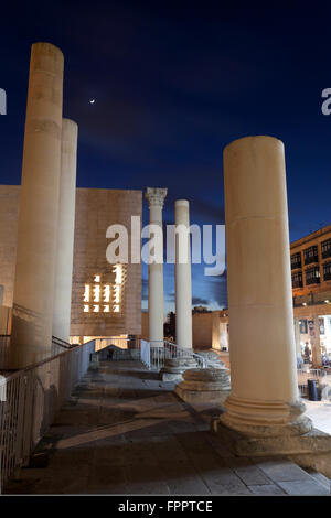 Colonne della ex Royal Opera House rovinato nella II Guerra Mondiale sono ora parte di una stupenda setpiece architettonico a La Valletta. Foto Stock