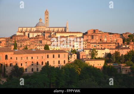 Splendido panorama di Siena al tramonto in estate, Toscana, Italia Foto Stock