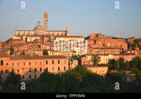 Splendido panorama di Siena al tramonto in estate, Toscana, Italia Foto Stock