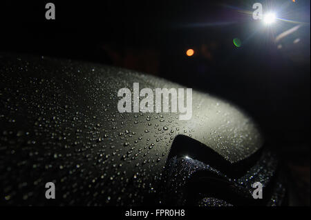 Le gocce di pioggia sul cofano per auto Foto Stock