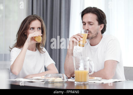 Paio di fare colazione insieme a casa Foto Stock
