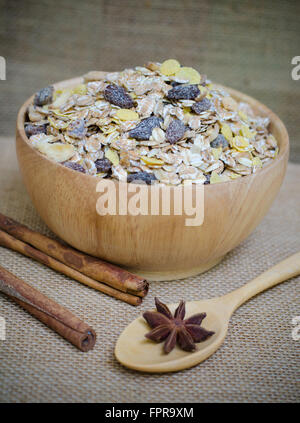 Fiocchi di avena in bolw in legno Foto Stock
