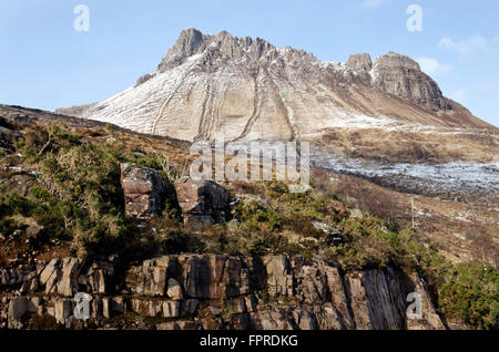 Il robusto Stac Pollaidh (stack polly) montagna dall'estate Isles Road, vicino a Ullapool nelle Highlands occidentali della Scozia Foto Stock