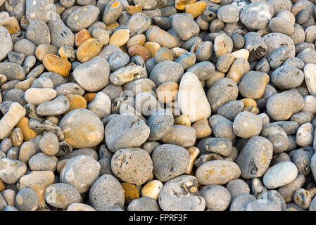 Raccolta di peebles sul lungomare di SHERINGHAM Foto Stock