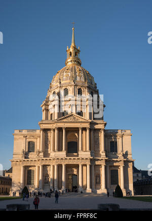 Parigi, Francia, ottobre 31, 2015: la cattedrale di Saint Louis des Invalides in un pomeriggio soleggiato Foto Stock