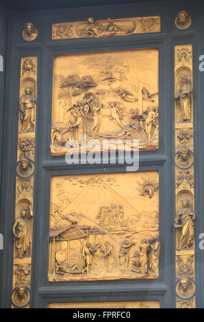 Eccezionale dorati cancelli del paradiso di Lorenzo Ghiberti nel Battistero di San Giovanni a Firenze, Italia Foto Stock