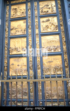 Eccezionale dorati cancelli del paradiso di Lorenzo Ghiberti nel Battistero di San Giovanni a Firenze, Italia Foto Stock