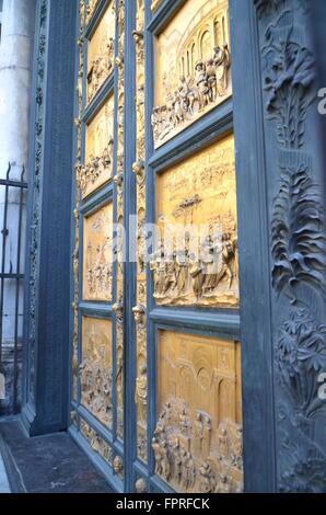 Eccezionale dorati cancelli del paradiso di Lorenzo Ghiberti nel Battistero di San Giovanni a Firenze, Italia Foto Stock