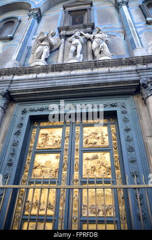 Eccezionale dorati cancelli del paradiso di Lorenzo Ghiberti nel Battistero di San Giovanni a Firenze, Italia Foto Stock