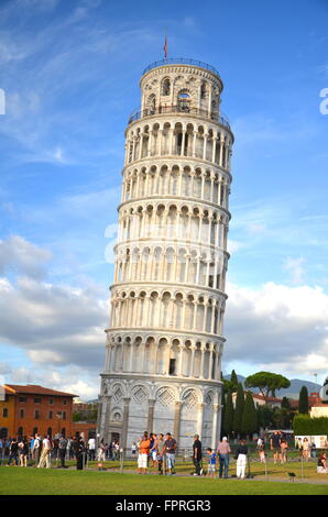 I turisti in Piazza dei Miracoli visitando la Torre Pendente di Pisa, Italia. Foto Stock