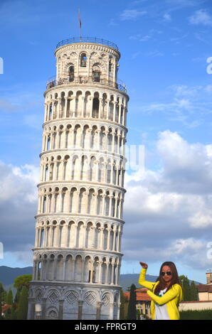 I turisti in Piazza dei Miracoli visitando la Torre Pendente di Pisa, Italia. Foto Stock