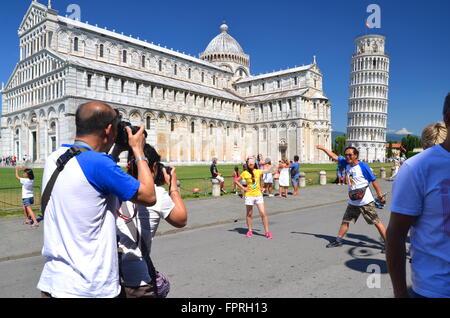 I turisti in Piazza dei Miracoli visitando la Torre Pendente di Pisa, Italia. Foto Stock