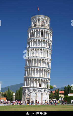 I turisti in Piazza dei Miracoli visitando la Torre Pendente di Pisa, Italia. Foto Stock