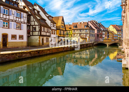 Tipiche case a graticcio lungo il fiume Lauch, Petite Venise, Little Venice, Colmar, Alsazia, Francia. Foto Stock