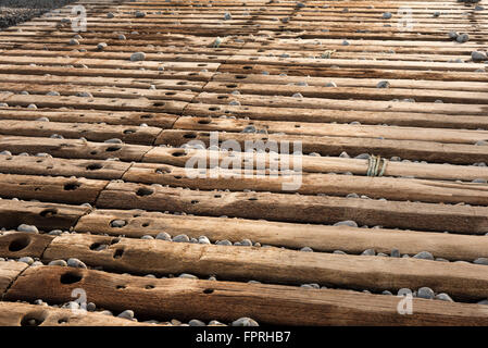 La sezione della barbottina strada fatta di traverse in legno Foto Stock