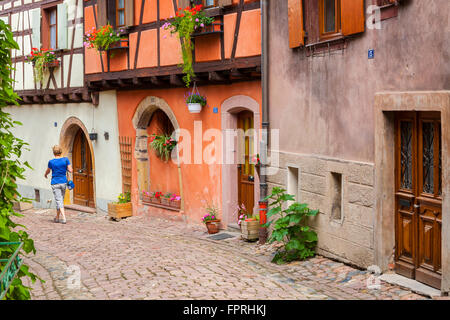 Casa in legno e muratura di Eguisheim lungo la strada del vino dell'Alsazia, Francia. Foto Stock