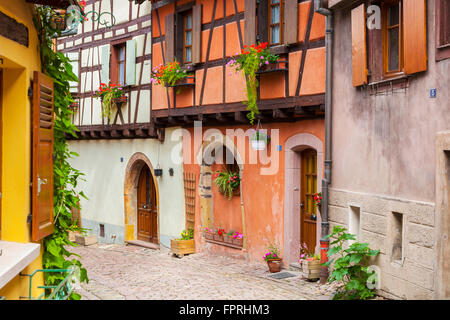 Casa in legno e muratura di Eguisheim lungo la strada del vino dell'Alsazia, Francia. Foto Stock