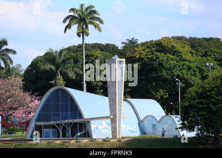 Chiesa di San Francesco di Assisi (Sao Francisco de Assis) da Oscar Niemeyer in giardini di Roberto Burle Marx nel sobborgo di Pampulha, Belo Horizonte Foto Stock