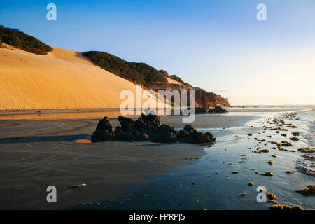 Paesaggio incontaminato spiaggia, dune, scarsa illuminazione, figura lontana, cielo blu chiaro, un paesaggio raramente fotografato, stato di Ceara, Brasile Foto Stock