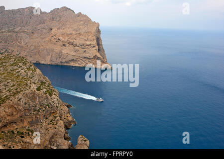 Europa, Spagna, Mediterraneo, Isole Baleari, Maiorca, penisola di Formentor, Cap de Formentor, Capo Formentor, barca a motore sul blu profondo del Mediterraneo Foto Stock
