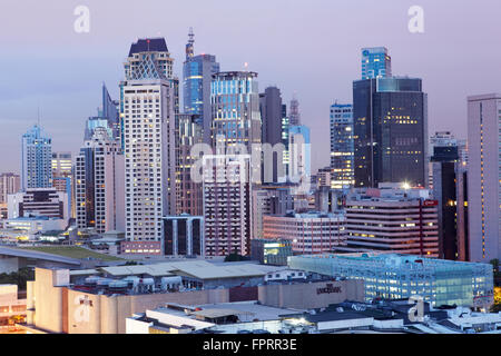 Asia, Asia orientale, Filippine, Manila Makati business district, grattacieli, skyline della città, Vista notte, edifici illuminati Foto Stock