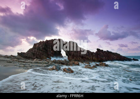 Il Brasile, Ceara, Jericoacoara, tramonto a Pedra Furada rocce; onde che si infrangono, arco di roccia Foto Stock