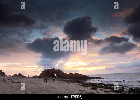 Geografia/travel, Americhe, Sud America, Brasile, Ceara, Jericoacoara, tramonto a Pedra Furada rocce; onde che si infrangono, arco di roccia Foto Stock