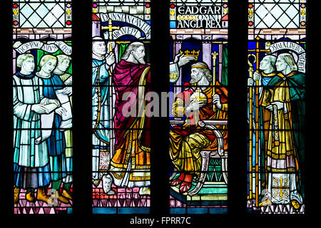 Xix secolo il vetro macchiato che mostra l'incoronazione del re Edgar, Abbazia di Bath. Edgar è stato il primo re d'Inghilterra, coronata nel 973 da San Dunstan Foto Stock