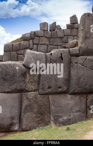 Inca muratura in pietra a Sacsayhuman rovine Inca, affacciato sul Inca pro capite di Cusco Foto Stock